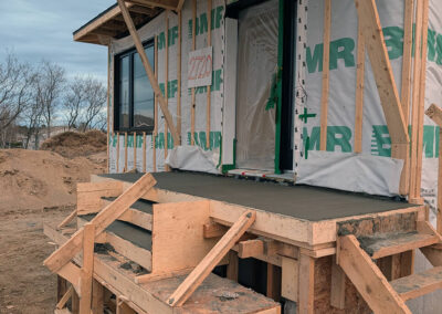 Construction d'une entrée de maison en maison