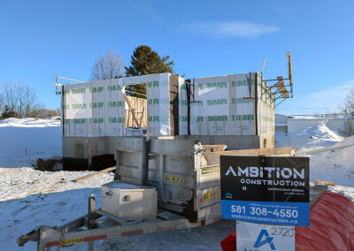 Montage de charpente d'une maison plein-pied