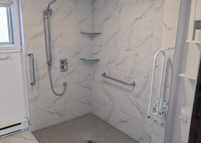 Construction d'une douche pour personne à mobilité réduite